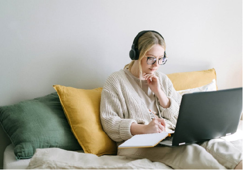 woman-laptop-headphones