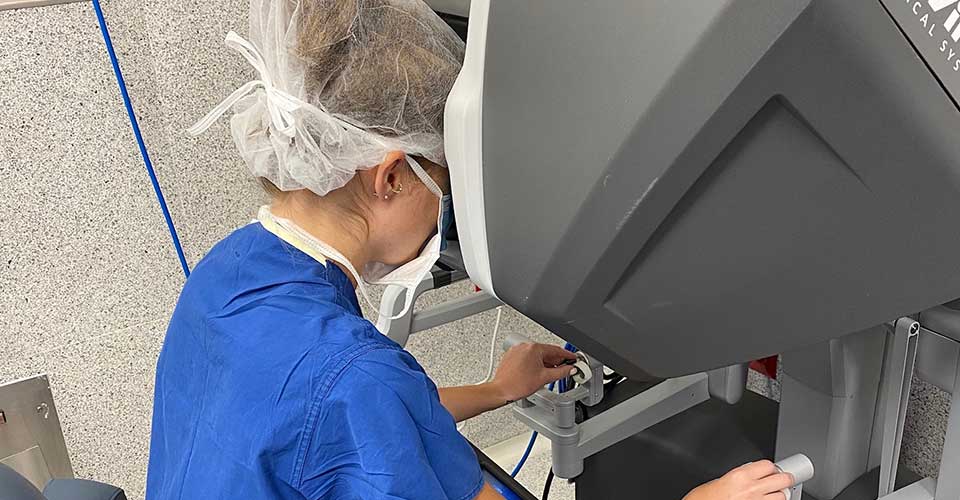 Resident uses robot to simulate gynecologic surgery