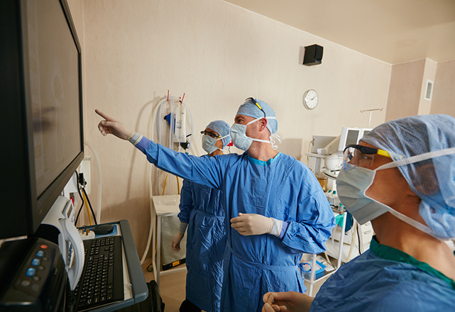surgeons looking at OR screen - cardiothoracic residency program