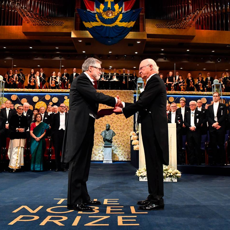 Gregg Semenza accepts the Nobel Prize from King Carl XVI Gustaf of Sweden