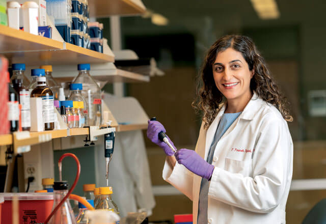 Fatemeh Rajaii in her lab
