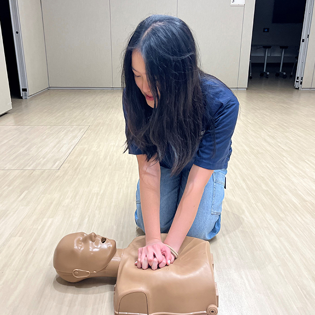 Vivian Ooi practicing resuscitation