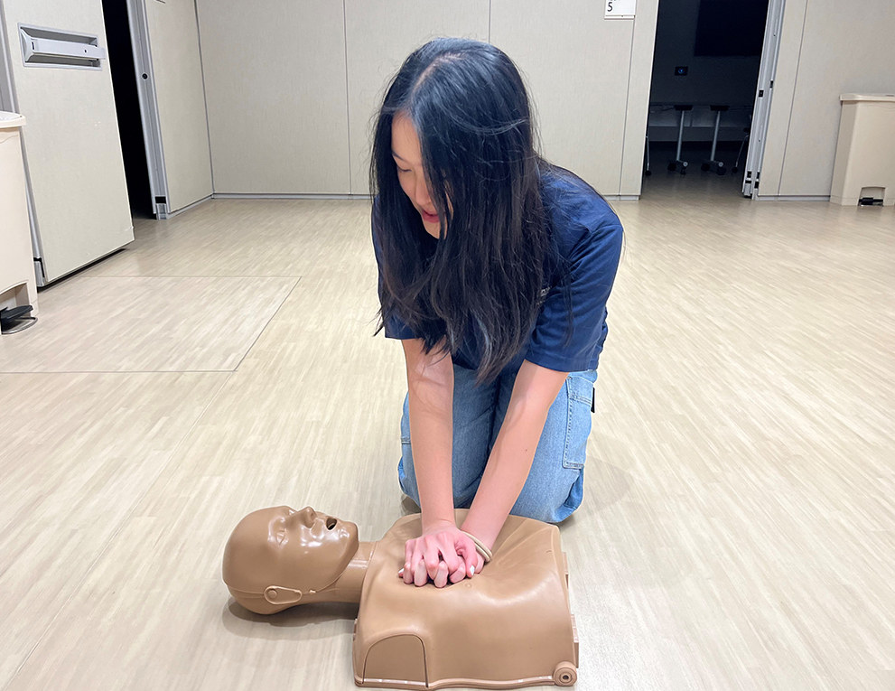 Vivian Ooi practicing resuscitation