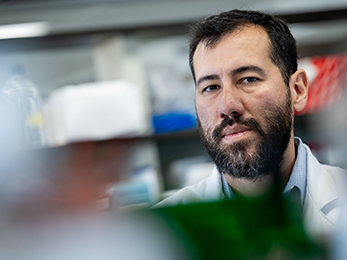 Portrait of Eduardo Gómez-Bañuelos in a lab setting