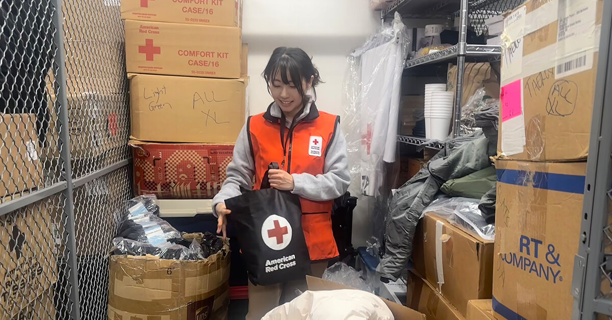 Johns Hopkins University School of Medicine student Elle Kim volunteering