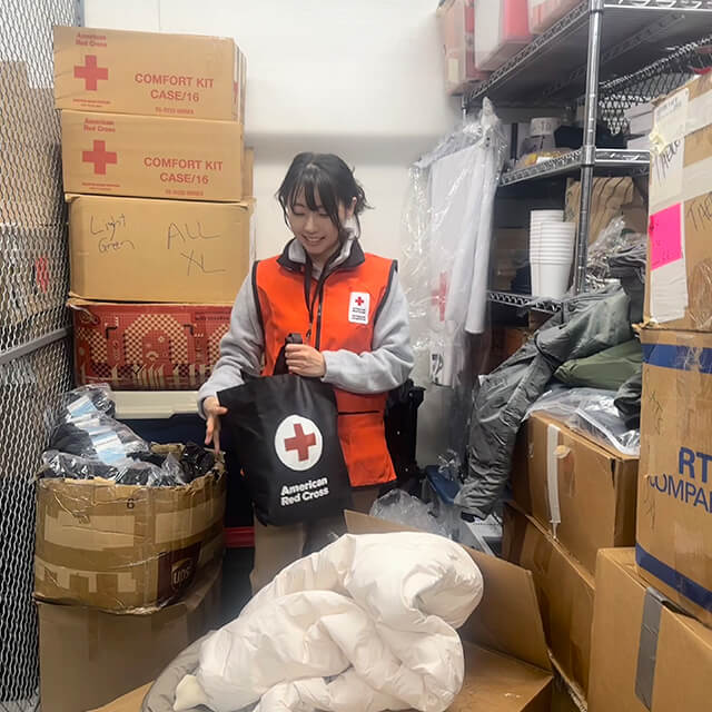 Johns Hopkins University School of Medicine student Elle Kim volunteering