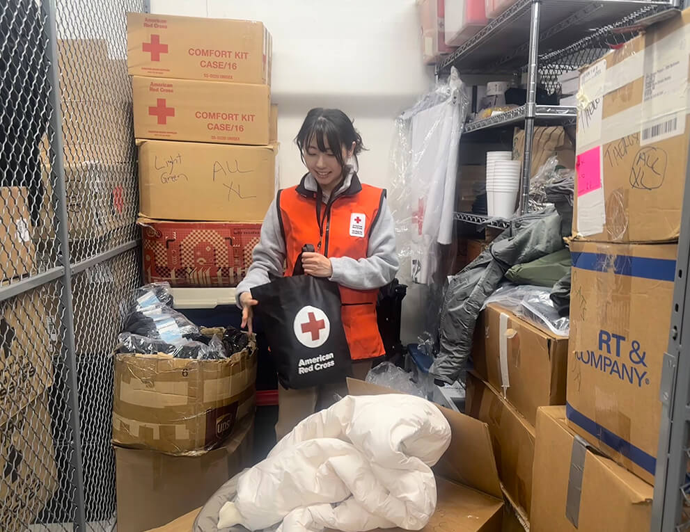 Johns Hopkins University School of Medicine student Elle Kim volunteering