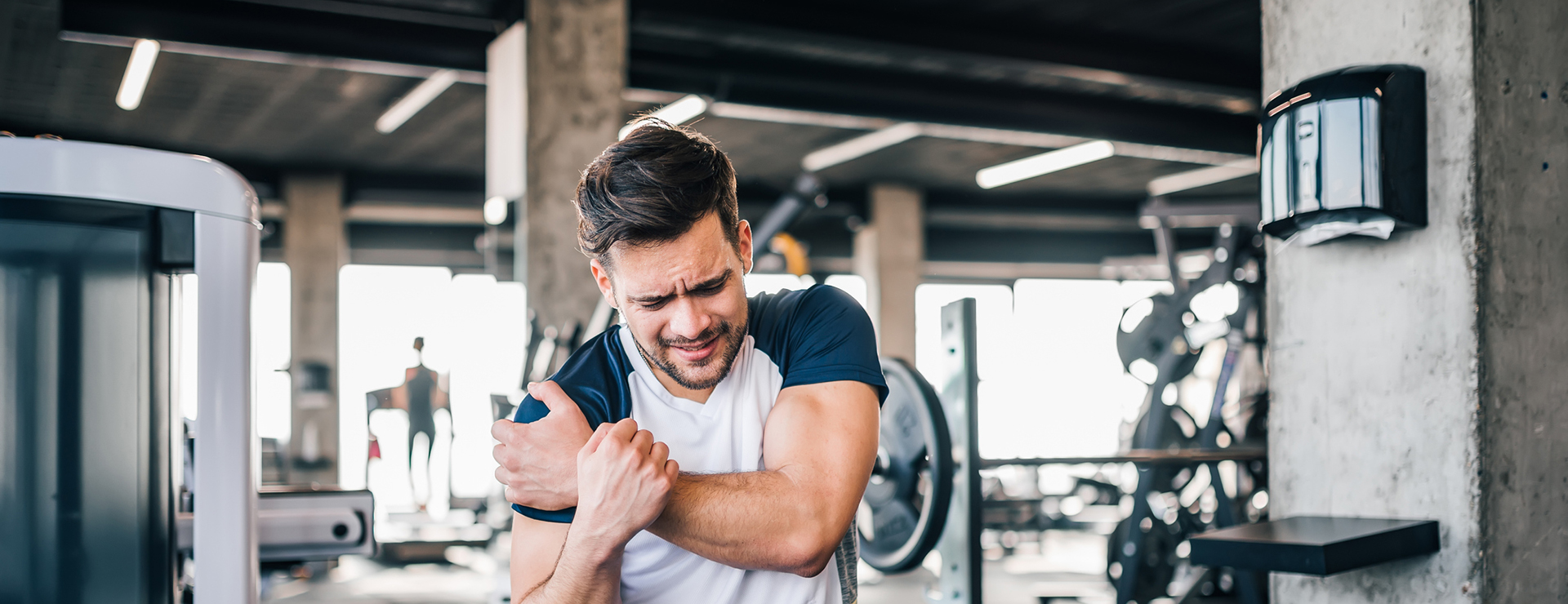 gym member experiencing shoulder pain