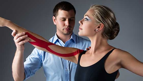 injured ballet dancer with therapist