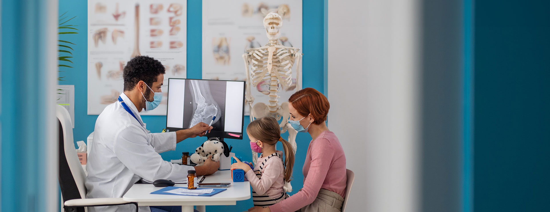 doctor discusses tenosynovitis with mother and child
