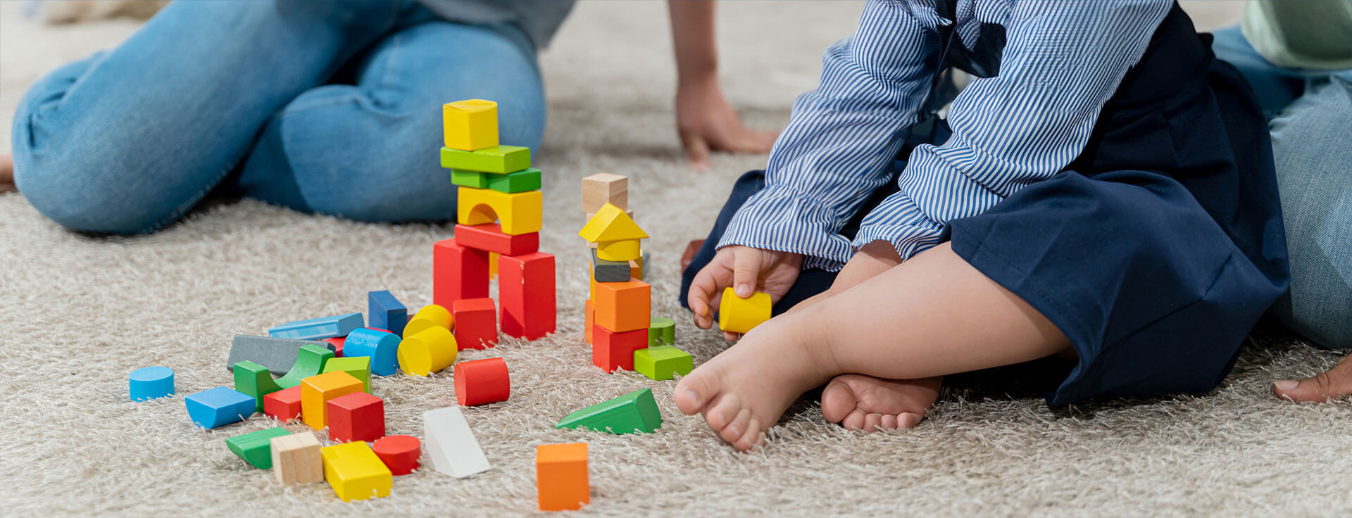 A baby with turner syndrome plays with blocks