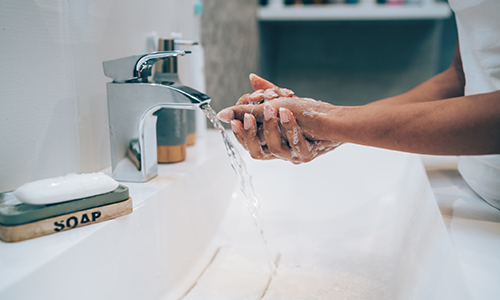 14 strategies prevent coronavirus - man washing hands in sink