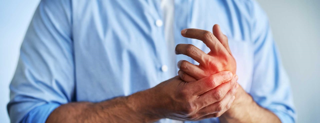 https://www.hopkinsmedicine.org/-/media/images/health/1_-conditions/hand-conditions/hand-pain-hero.jpg?h=500&iar=0&mh=500&mw=1300&w=1297&hash=C3402BEAE5AE30B6C40ADCC3566EFDB2