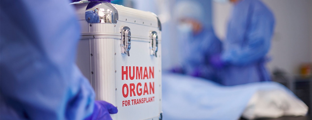 doctors prepare for organ transplant surgery