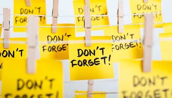 Yellow sticky notes with "don't forget" written on them