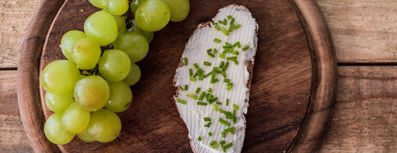 rye bread with cream cheese and grapes