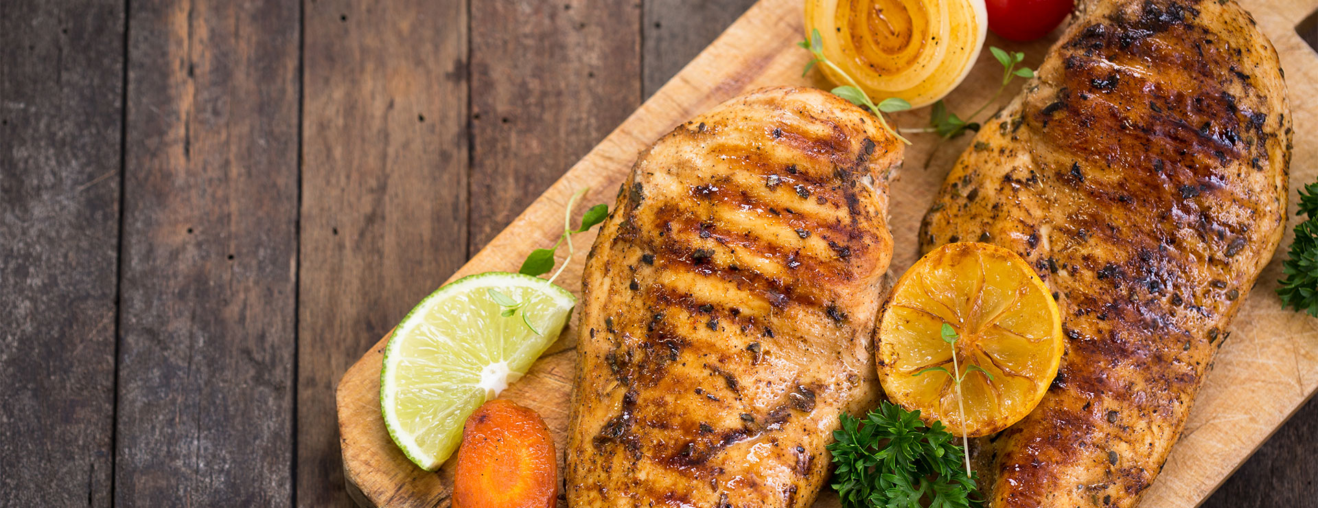 Plate of grilled chicken seasoned with lime and thyme