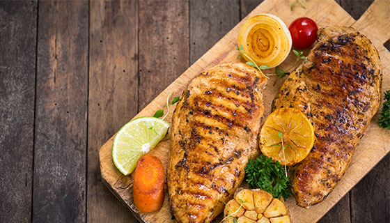 Plate of grilled chicken seasoned with lime and thyme