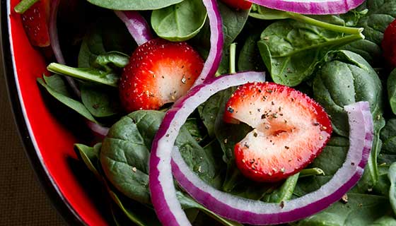 Spinach salad with strawberries and onions
