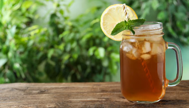 Glass of sweet tea with a slice of lemon and garnishments
