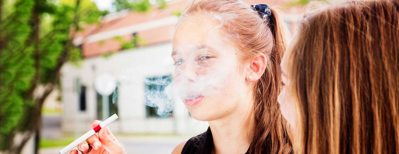 Smoke women learning cigarettes to Selena Gomez