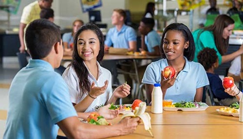 teens eating during school lunch