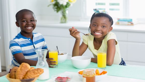 two siblings enjoy an easy and healthy back to school breakfast
