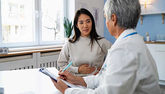Patient describes abdominal symptoms to a gastroenterologist