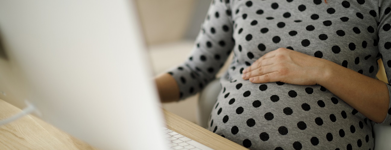 pregnant woman using the computer