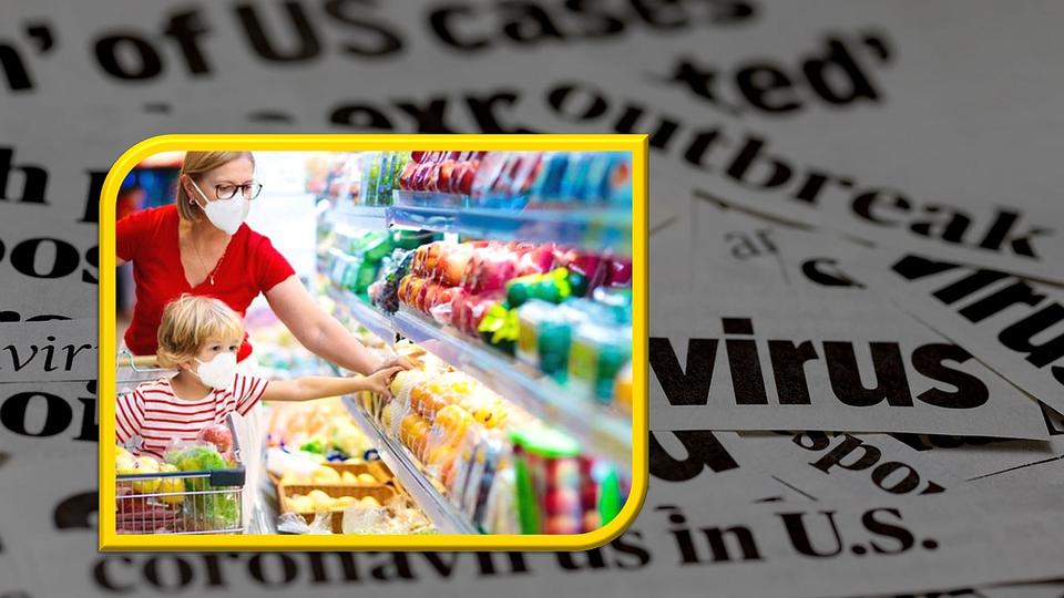 Women grocery shopping with child during Covid. 