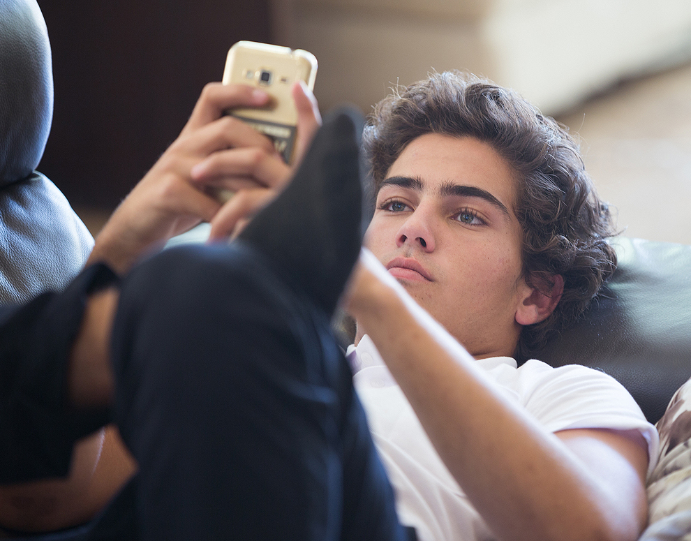 'Looksmaxxing' Trend Poses Risks for Boys and Teens