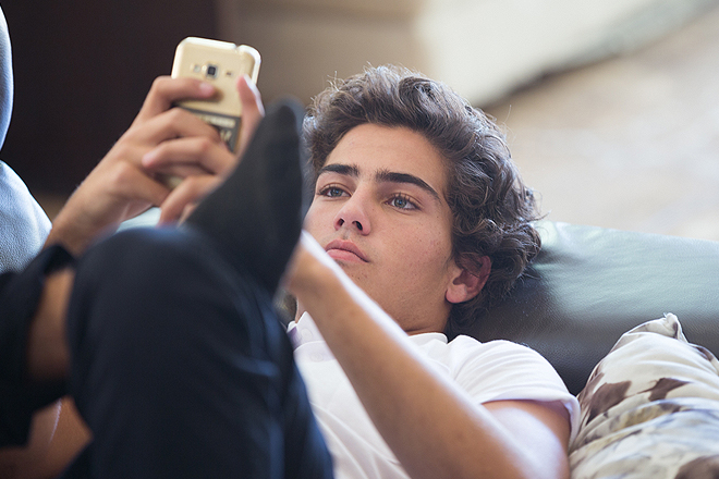 'Looksmaxxing' Trend Poses Risks for Boys and Teens