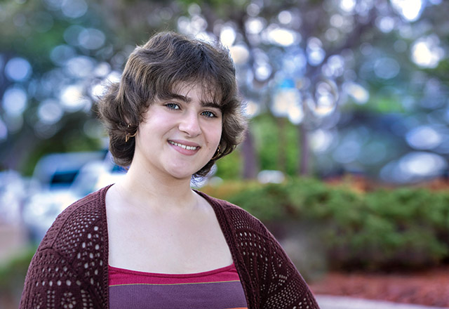 Read Leah’s story of her Hodgkin lymphoma diagnosis and treatment with chemotherapy and immunotherapy at Johns Hopkins All Children’s Hospital.