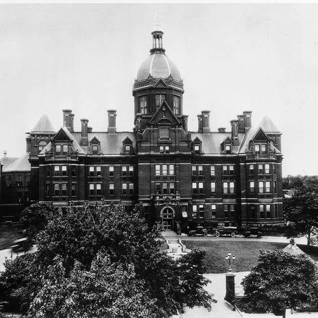 The front entrance of the Johns Hopkins Hospital in the early 1900s