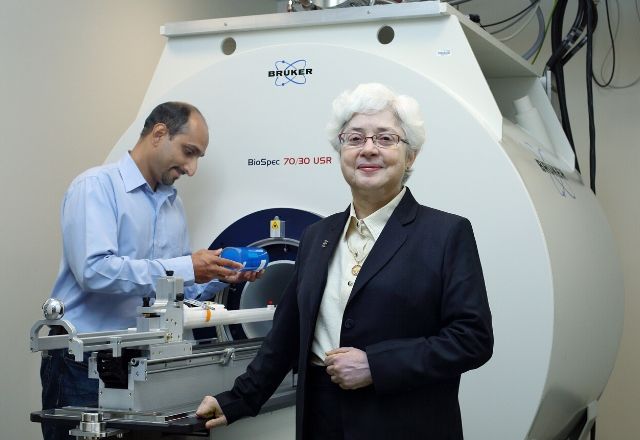 Desmond Jacob and Zaver Bhujwalla with the 7T PET-MR scanner.
