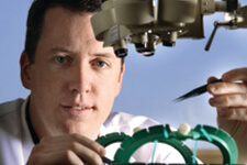 Cardiologista James Black usa microscópio e outros equipamentos