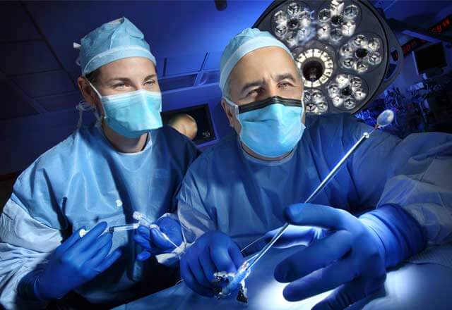 Dos médicos miran un globo para el tratamiento de terapia fetal.
