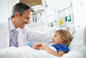 医生与儿童患者沟通