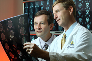 Pesquisador de neurocirurgia e oncologia Gregory Riggins e o neurocirurgião Jon Weingart