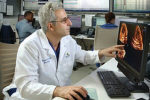 Especialista em medicina materno-fetal Ahmet Alexander Baschat revisa a imagem médica em um computador
