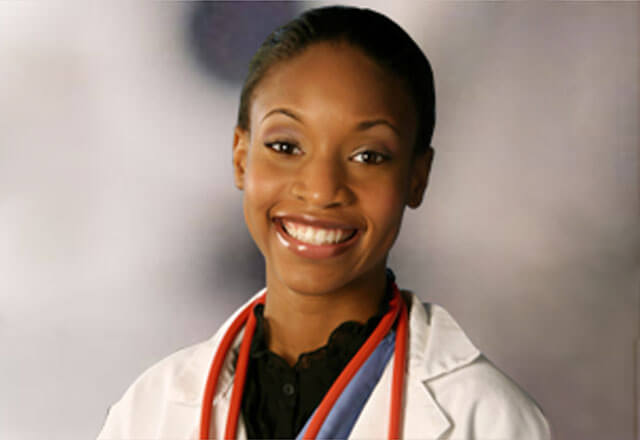 Mujer Afro-Americana doctor sonriendo