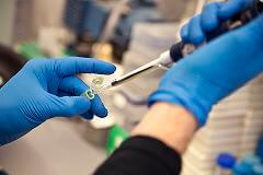 hands pipetting